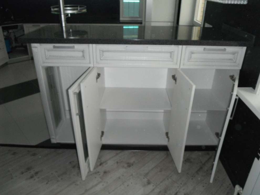 Кухня  с каменной столешницей