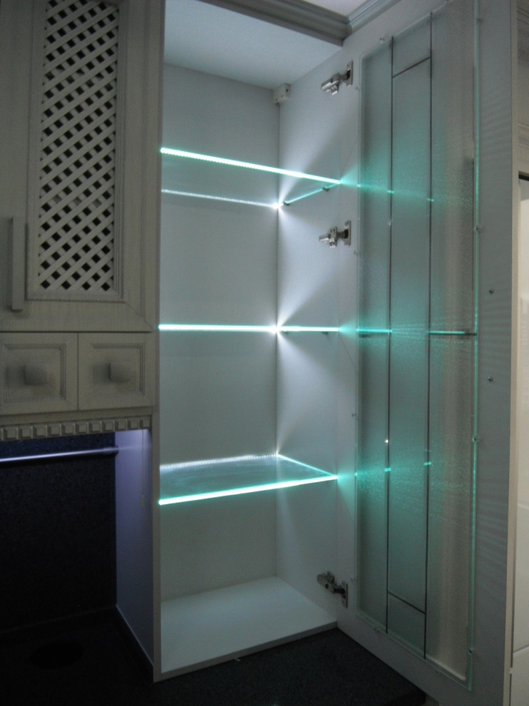 Кухня  с каменной столешницей