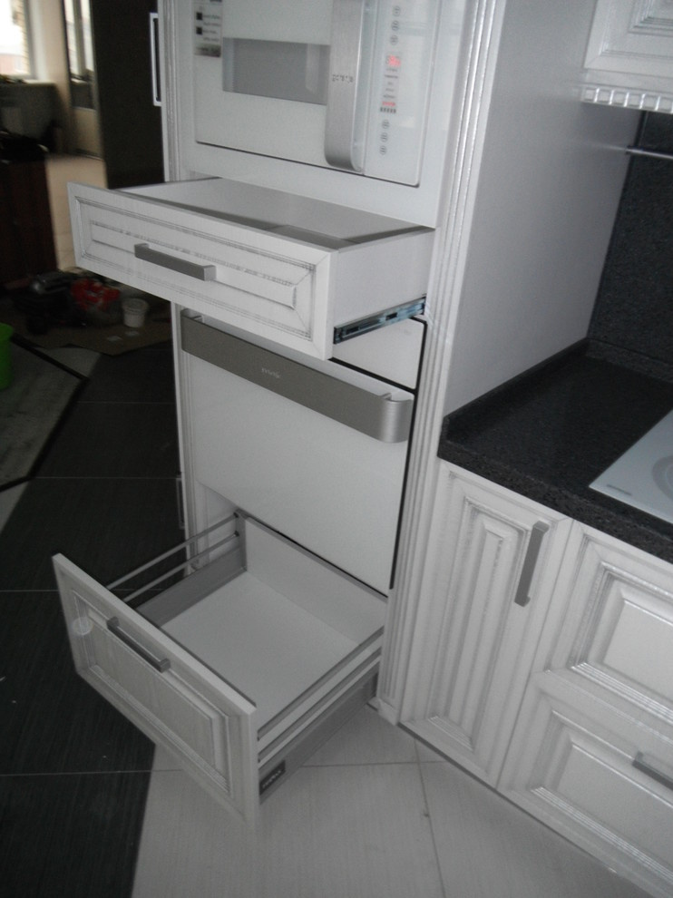 Кухня  с каменной столешницей