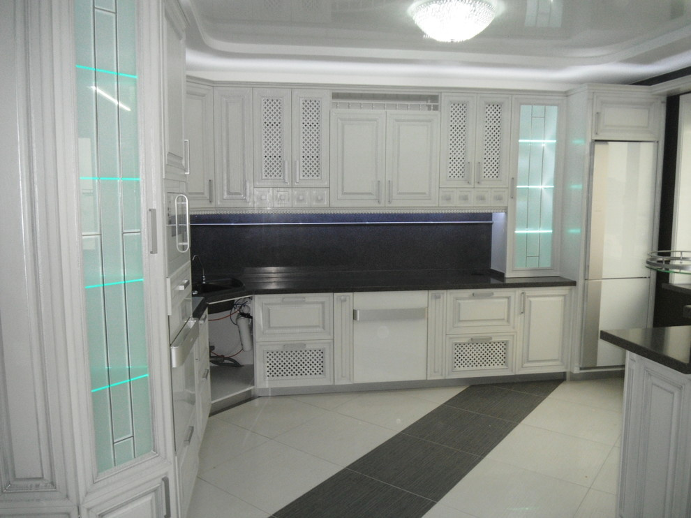 Кухня  с каменной столешницей