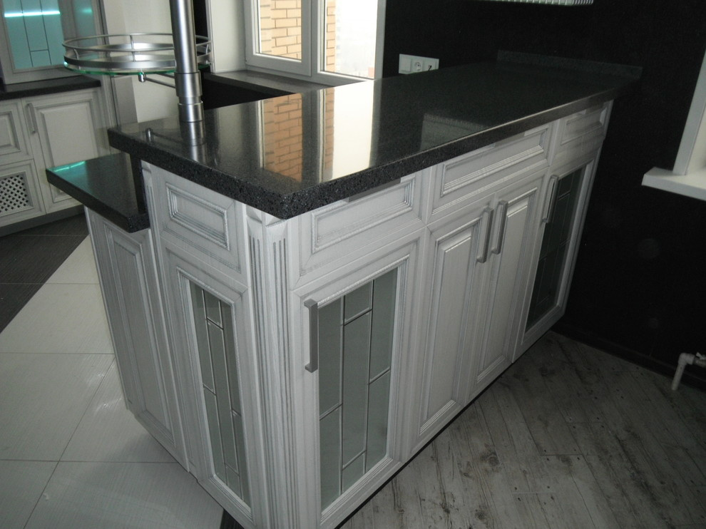 Кухня  с каменной столешницей