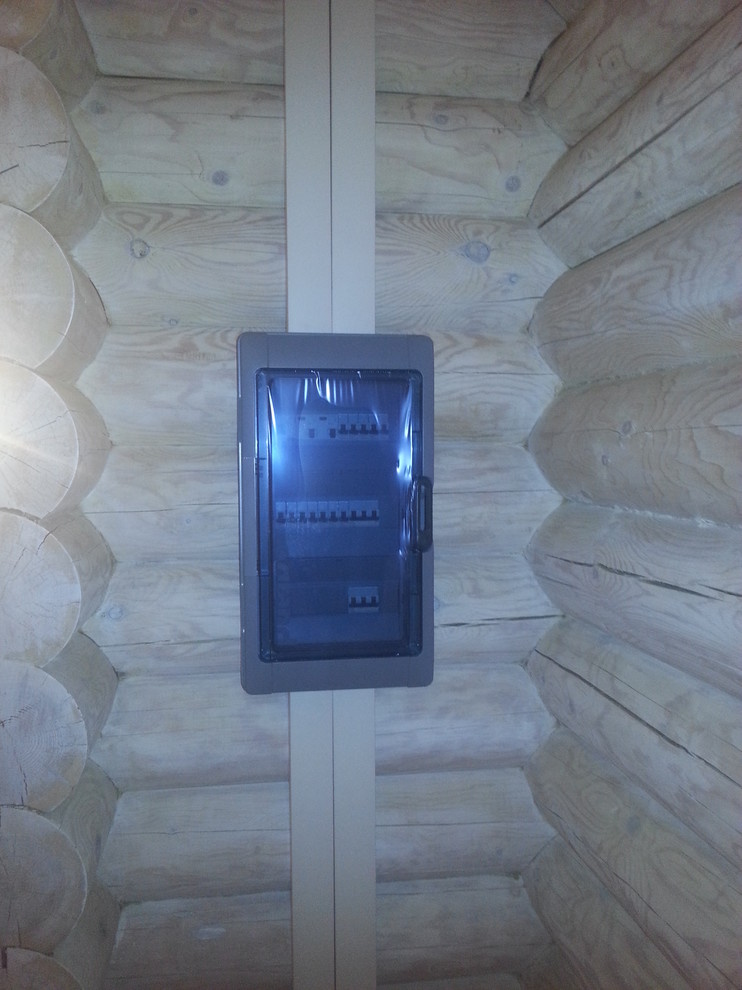 Электромонтажные работы в домах из оцилиндрованного бревна.