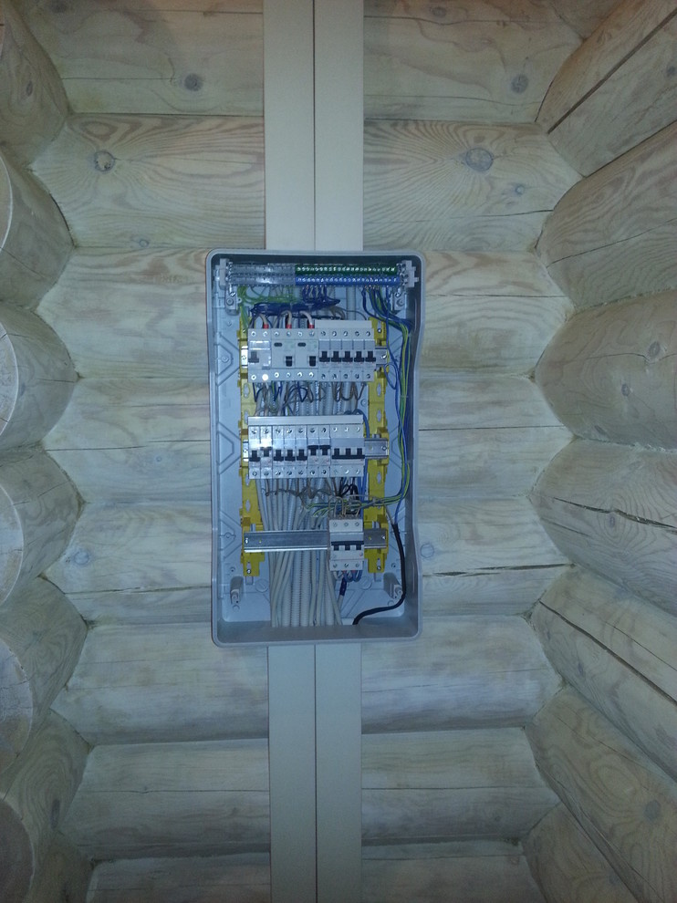 Электромонтажные работы в домах из оцилиндрованного бревна.