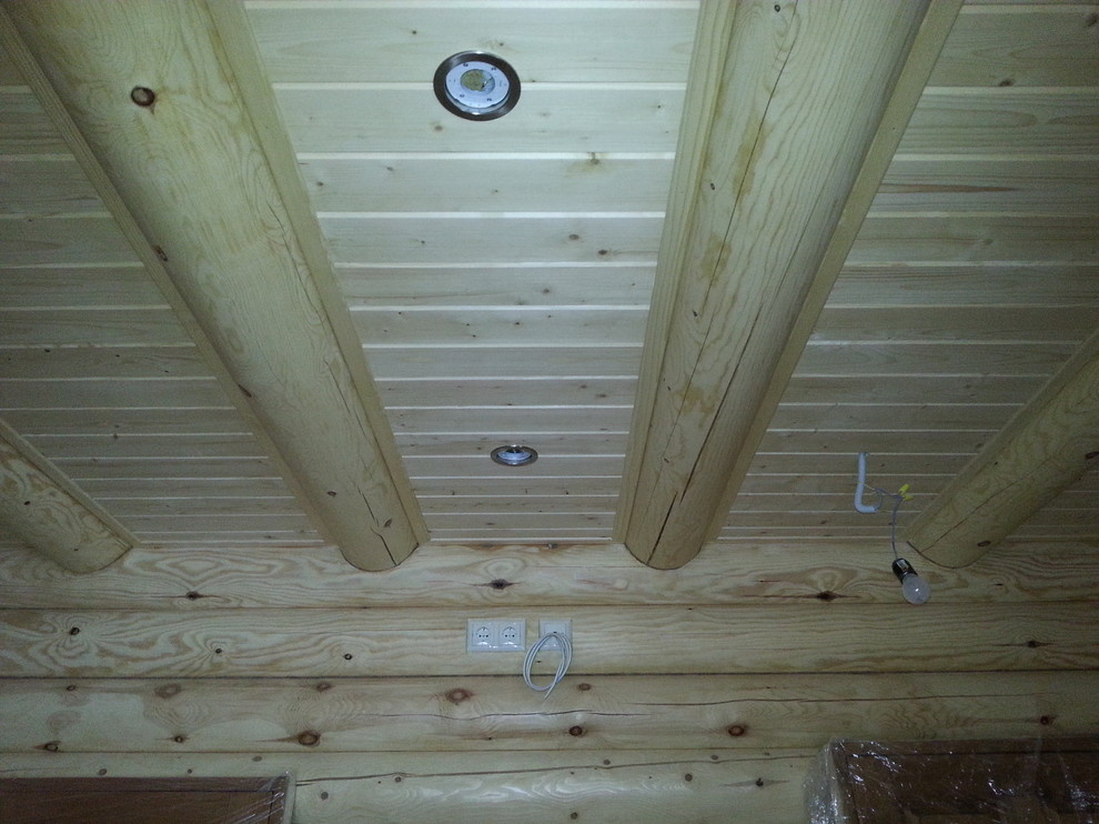 Электромонтажные работы в домах из оцилиндрованного бревна.