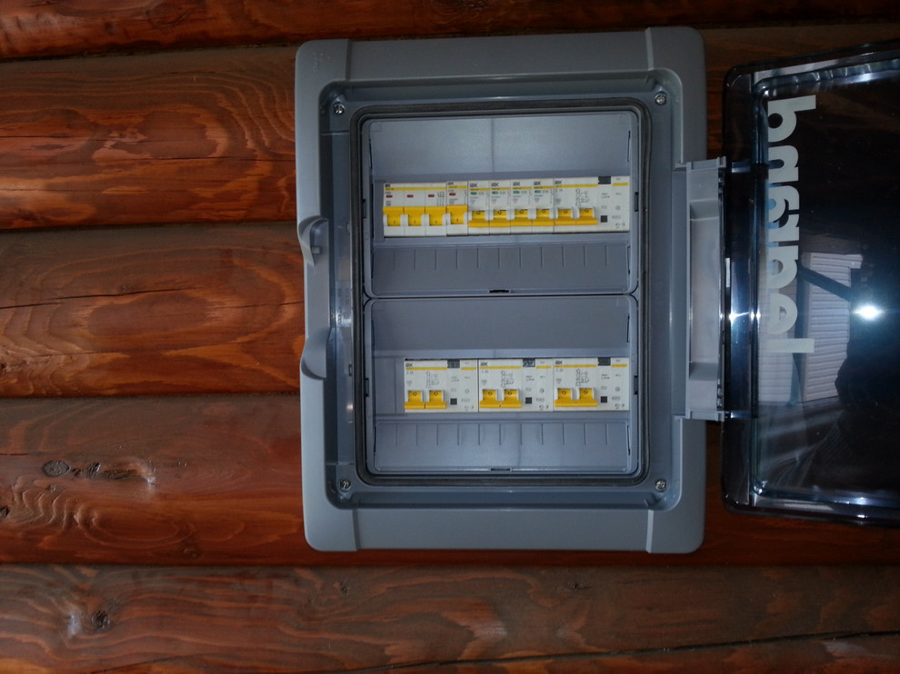 Электромонтажные работы в домах из оцилиндрованного бревна.