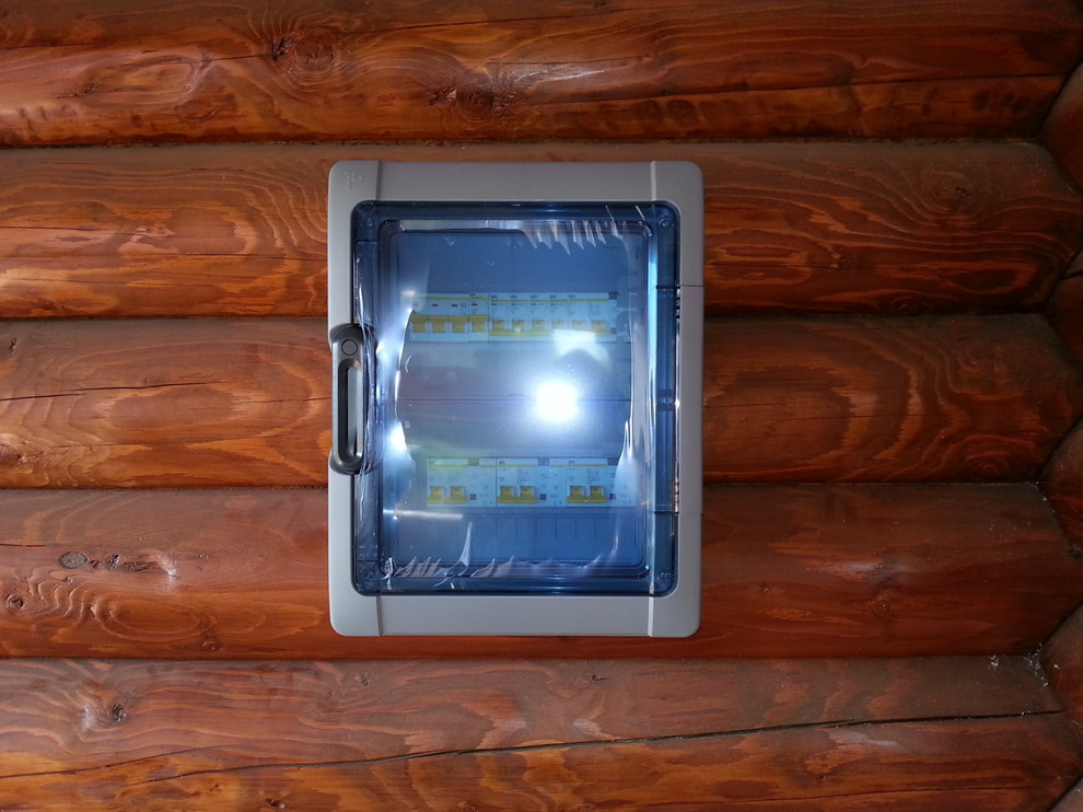 Электромонтажные работы в домах из оцилиндрованного бревна.