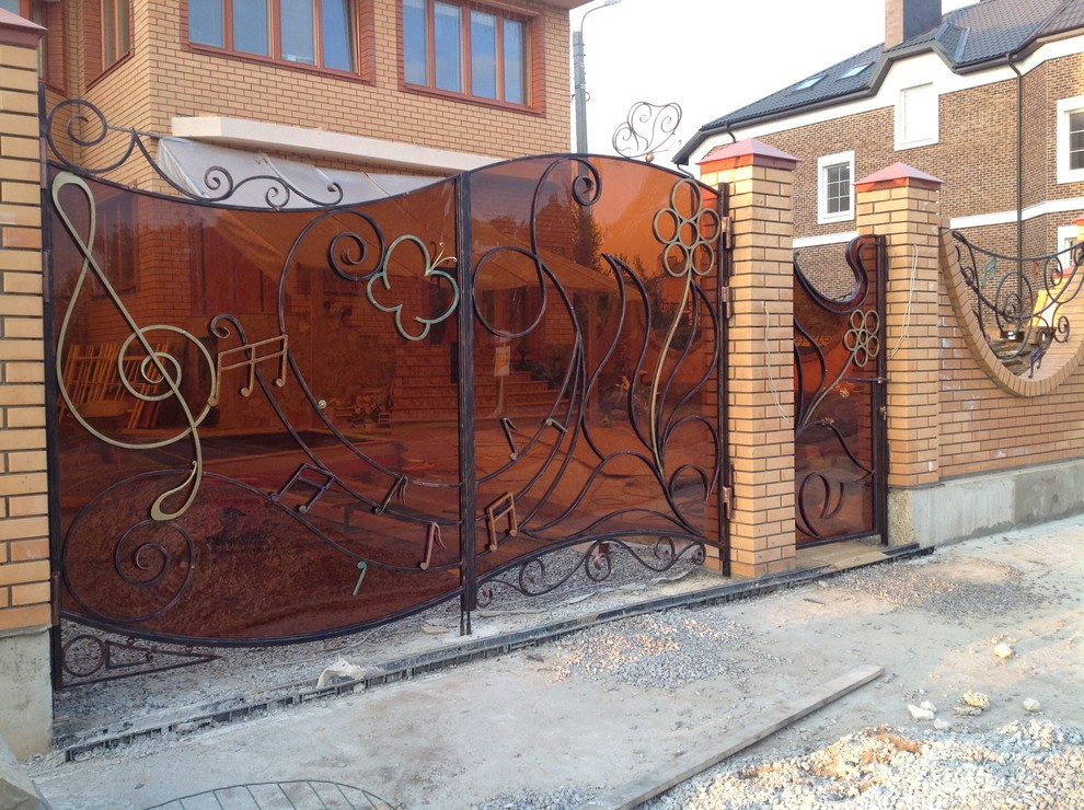 Фото кованого забора и калитки с вставками из поликарбоната