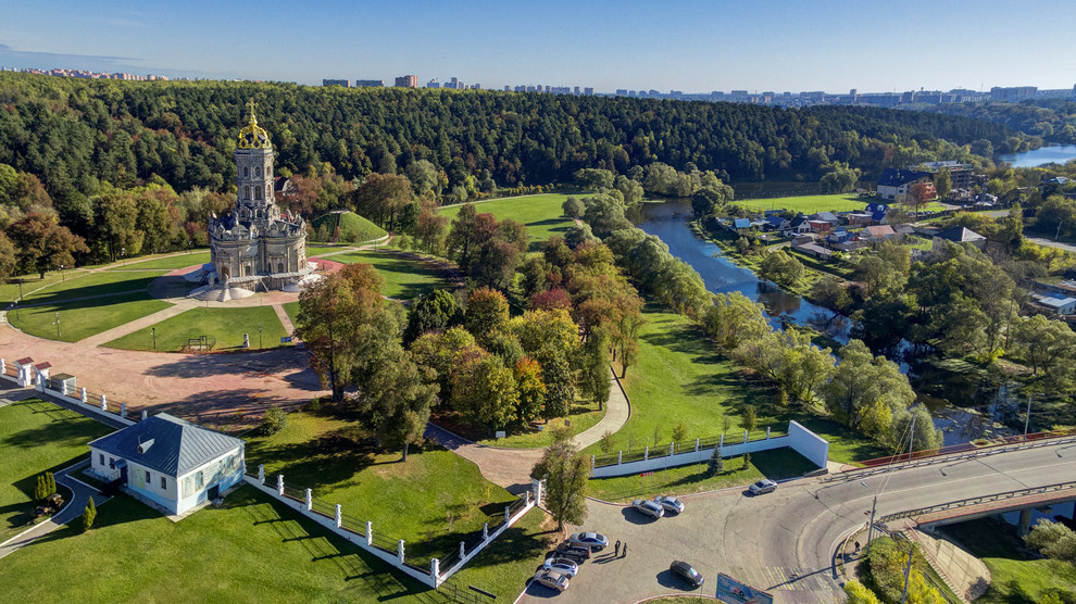 Аэросъёмка старинной церкви