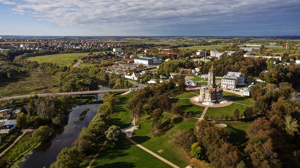 Обложка проекта: Аэросъёмка старинной церкви