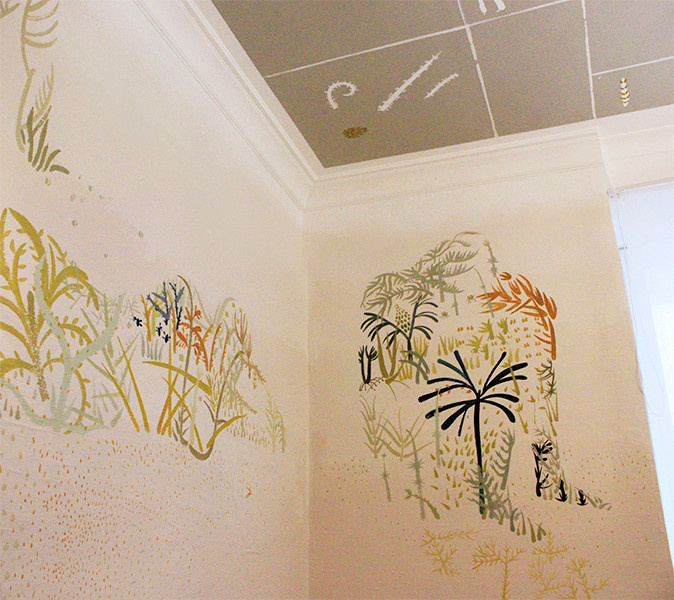 Комната с тропическим мотивом / The room with tropical painting