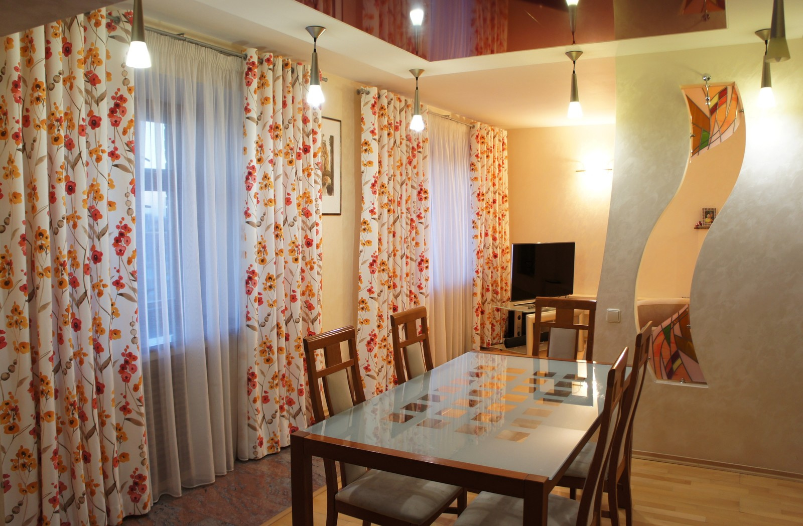 Новые шторы в гостиную-столовую.