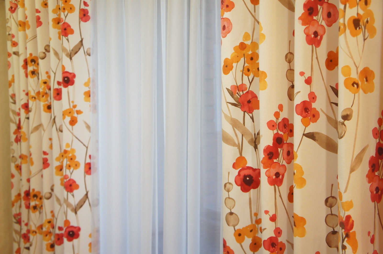 Новые шторы в гостиную-столовую.