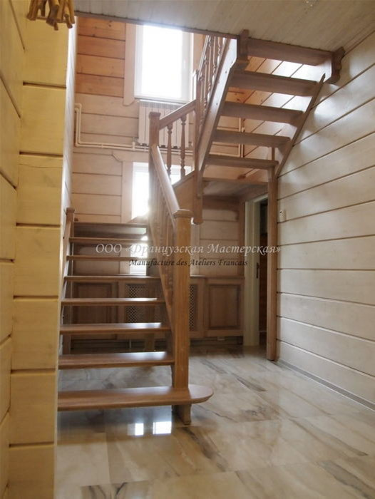 Деревянная лестница в загородном коттедже. 2014 год