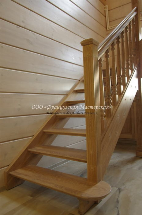 Деревянная лестница в загородном коттедже. 2014 год