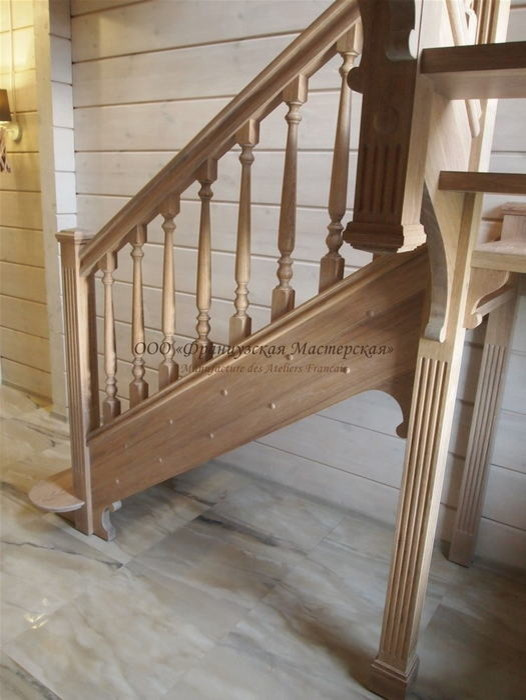 Деревянная лестница в загородном коттедже. 2014 год