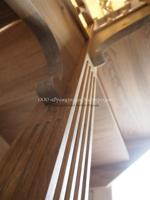 Деревянная лестница в загородном коттедже. 2014 год