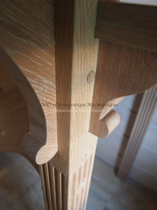 Деревянная лестница в загородном коттедже. 2014 год