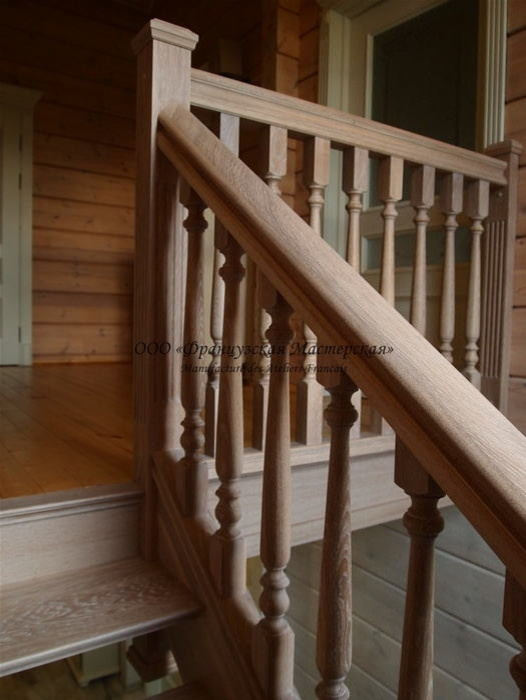 Деревянная лестница в загородном коттедже. 2014 год