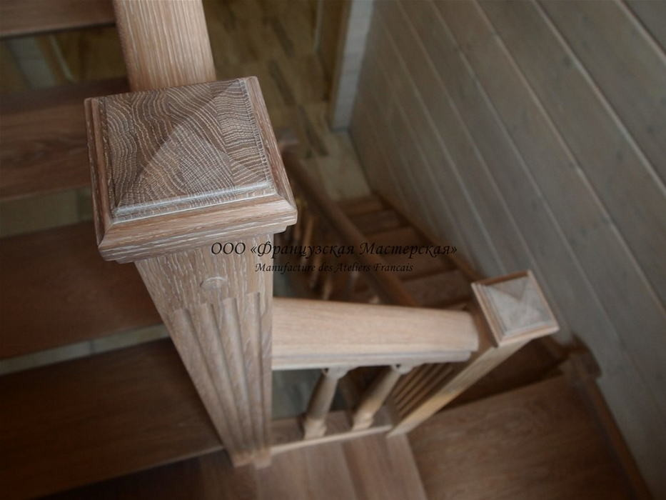 Деревянная лестница в загородном коттедже. 2014 год