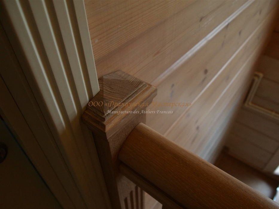 Деревянная лестница в загородном коттедже. 2014 год