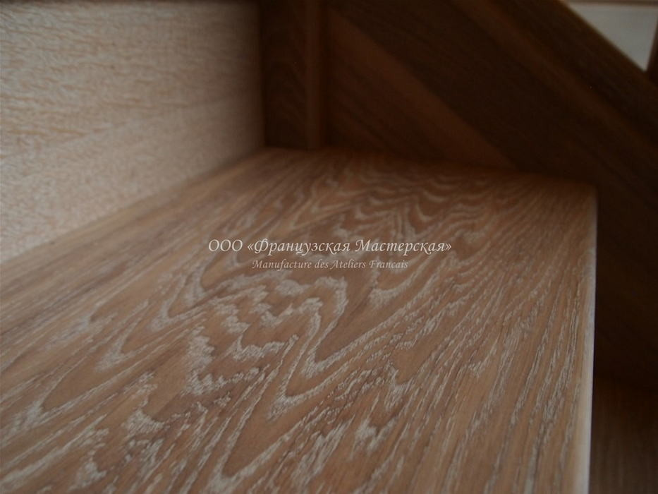 Деревянная лестница в загородном коттедже. 2014 год