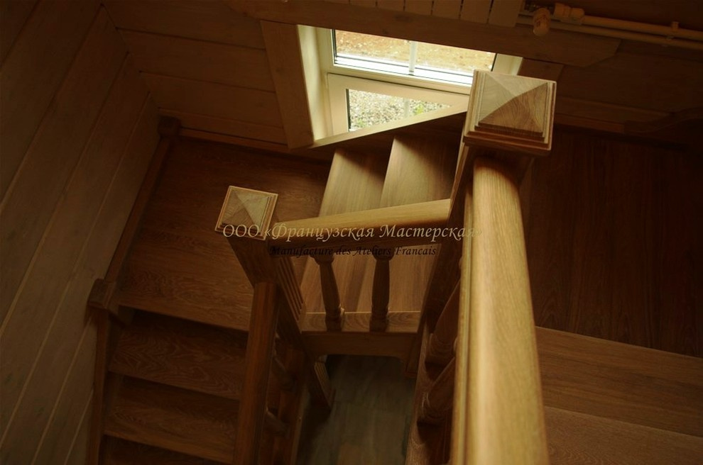 Деревянная лестница в загородном коттедже. 2014 год