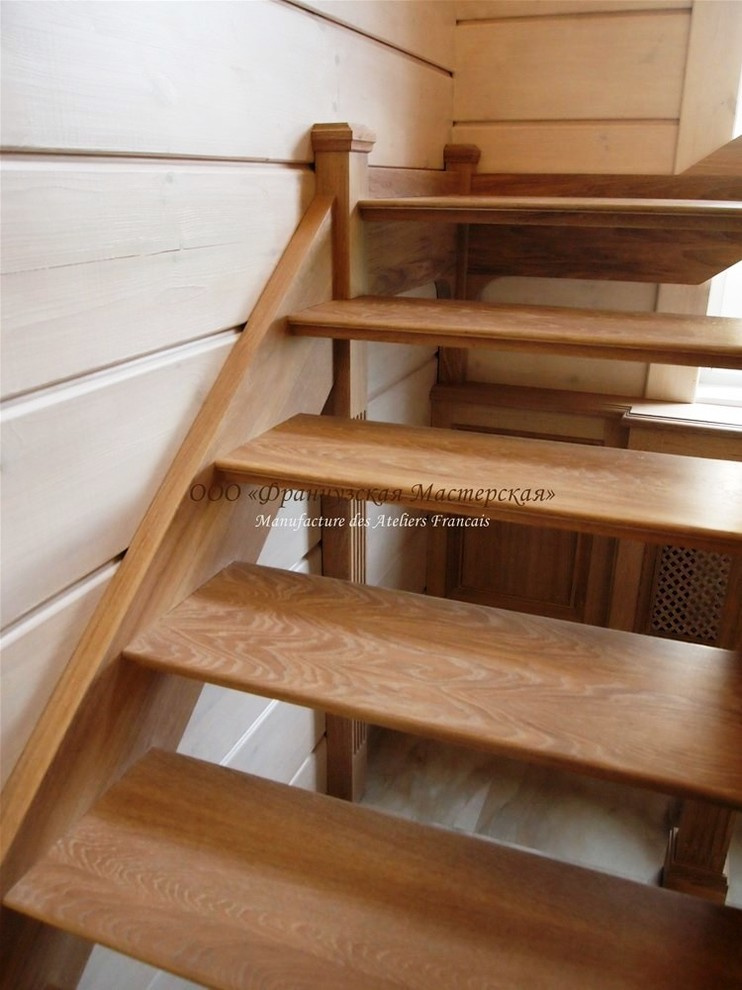 Деревянная лестница в загородном коттедже. 2014 год