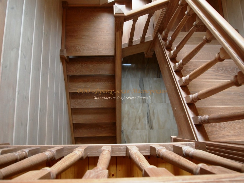 Деревянная лестница в загородном коттедже. 2014 год