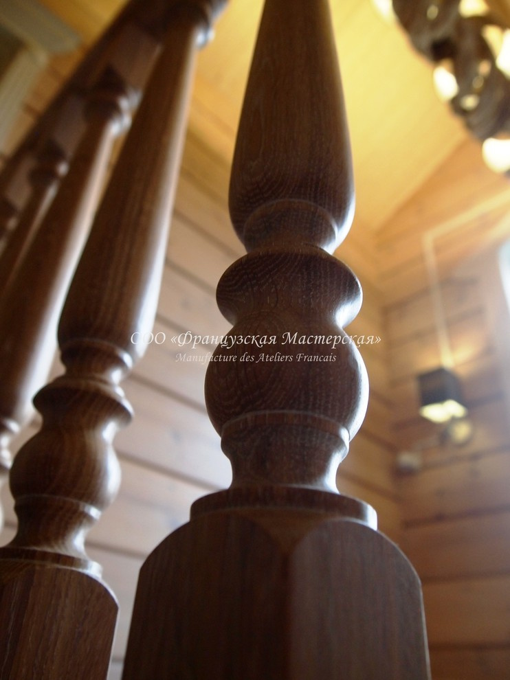 Деревянная лестница в загородном коттедже. 2014 год