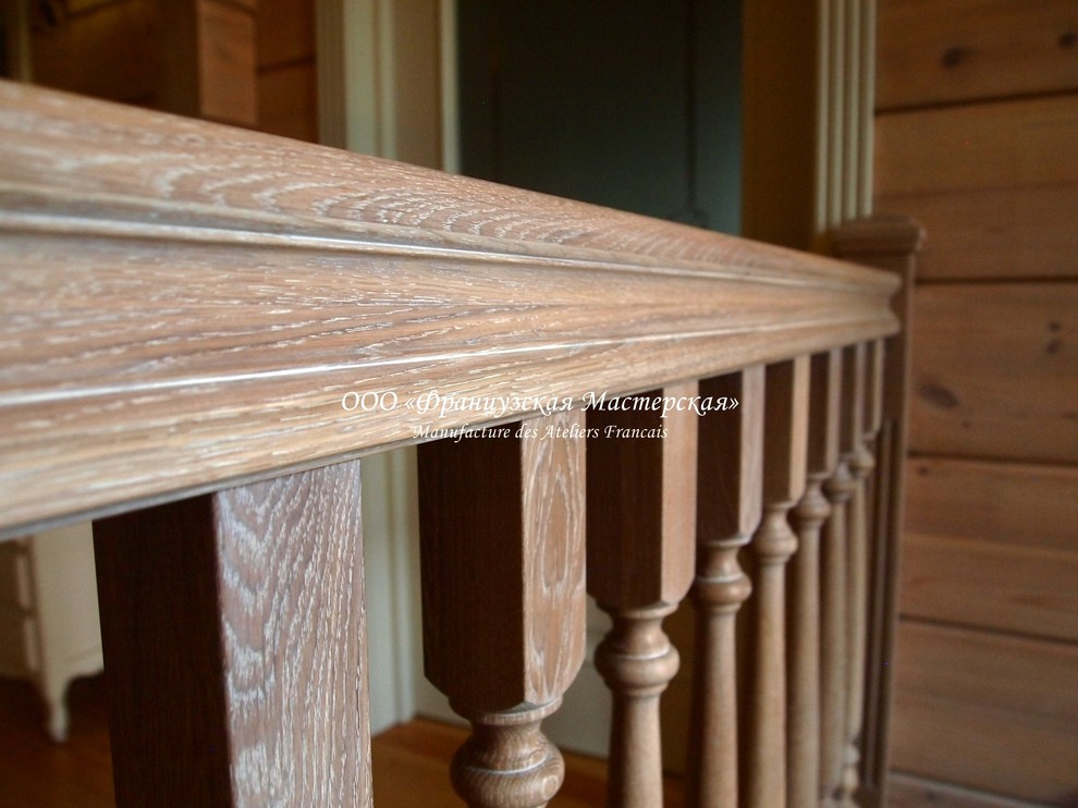 Деревянная лестница в загородном коттедже. 2014 год