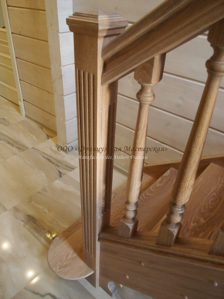 Деревянная лестница в загородном коттедже. 2014 год