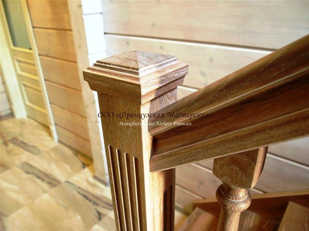 Деревянная лестница в загородном коттедже. 2014 год