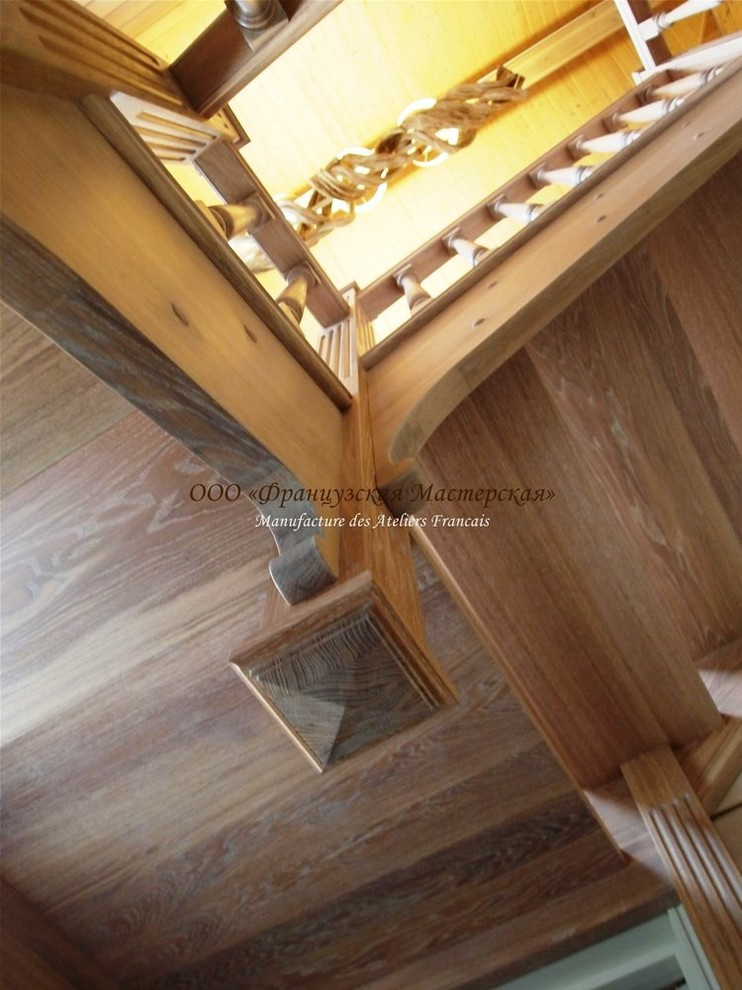Деревянная лестница в загородном коттедже. 2014 год