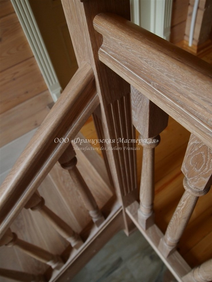 Деревянная лестница в загородном коттедже. 2014 год