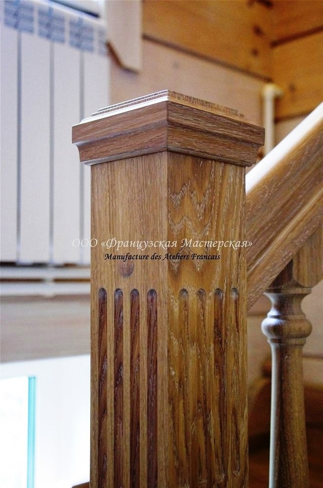 Деревянная лестница в загородном коттедже. 2014 год