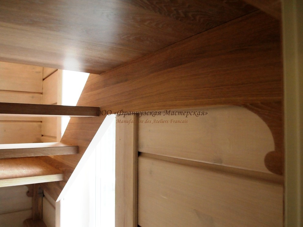 Деревянная лестница в загородном коттедже. 2014 год