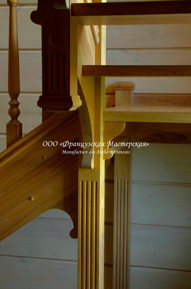 Деревянная лестница в загородном коттедже. 2014 год