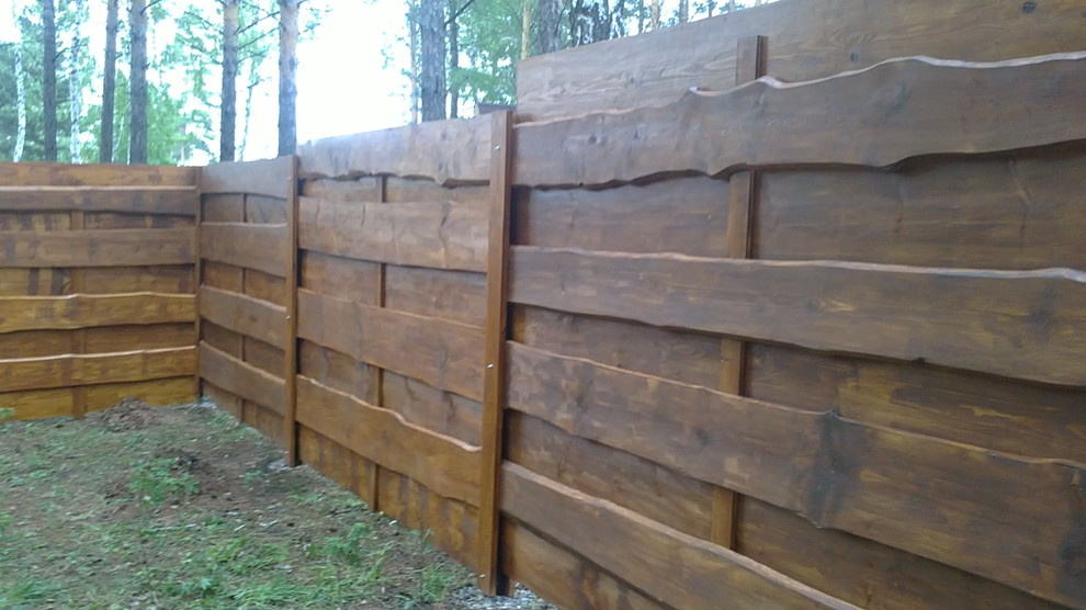 забор из необрезной доски