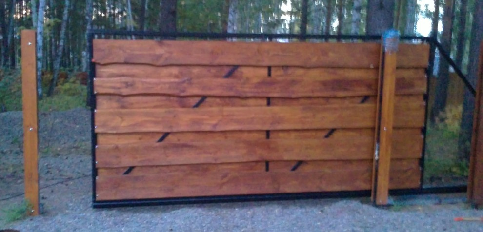 забор из необрезной доски