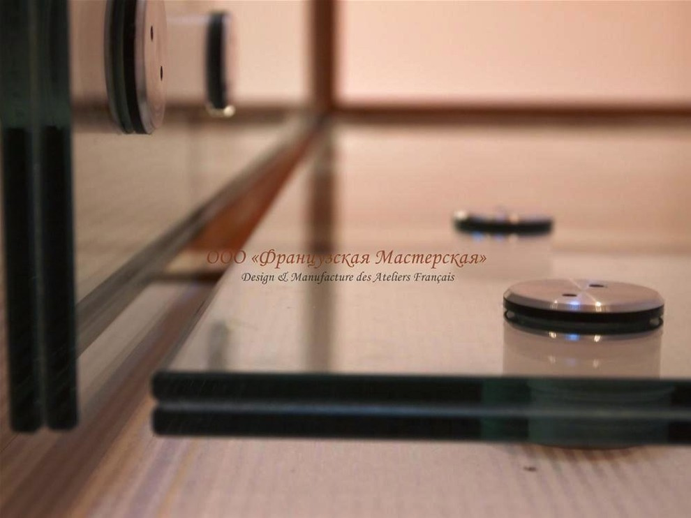 Лестница с ограждением из стекла. Квартира в городе. 2013 год