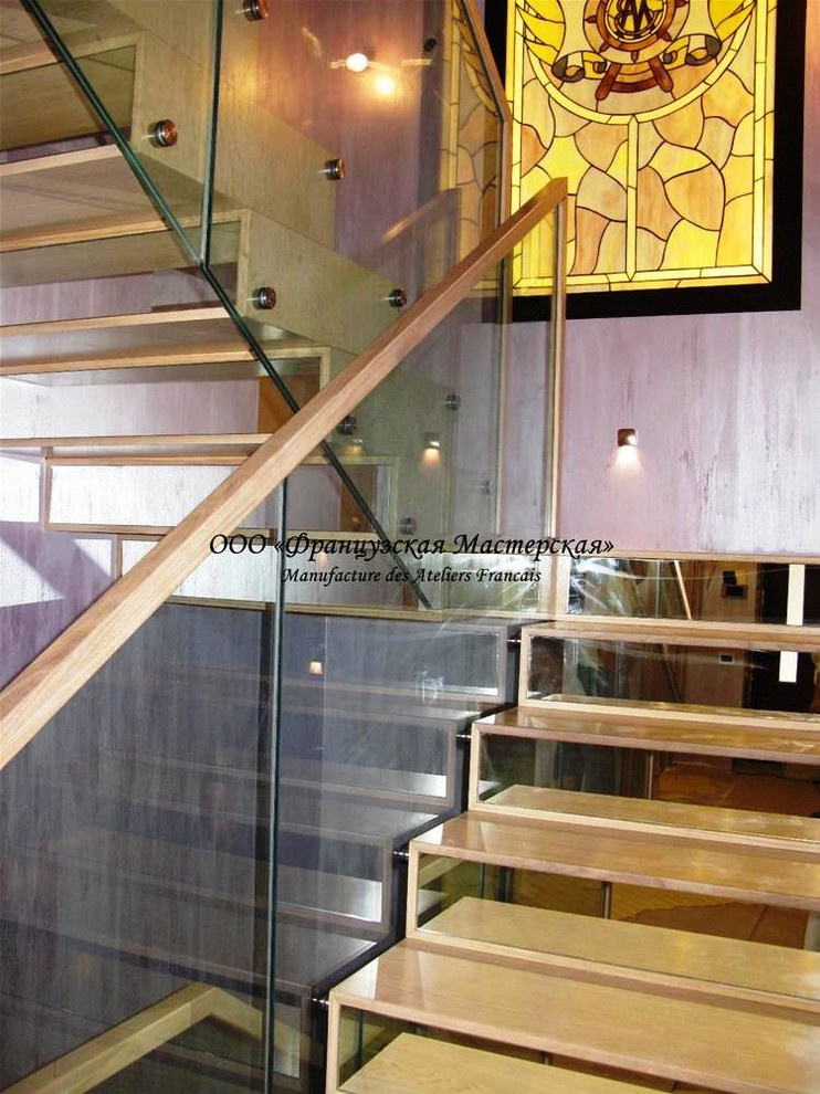 Лестница с ограждением из стекла. 2012 год