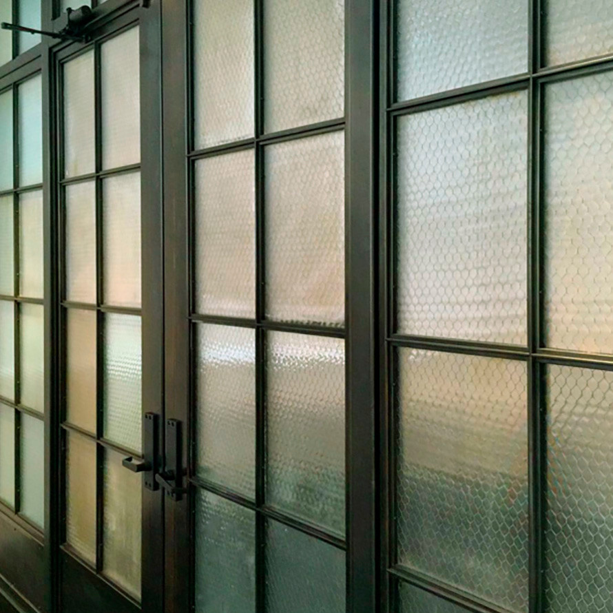 Стеклянные перегородки. Стальной профиль.