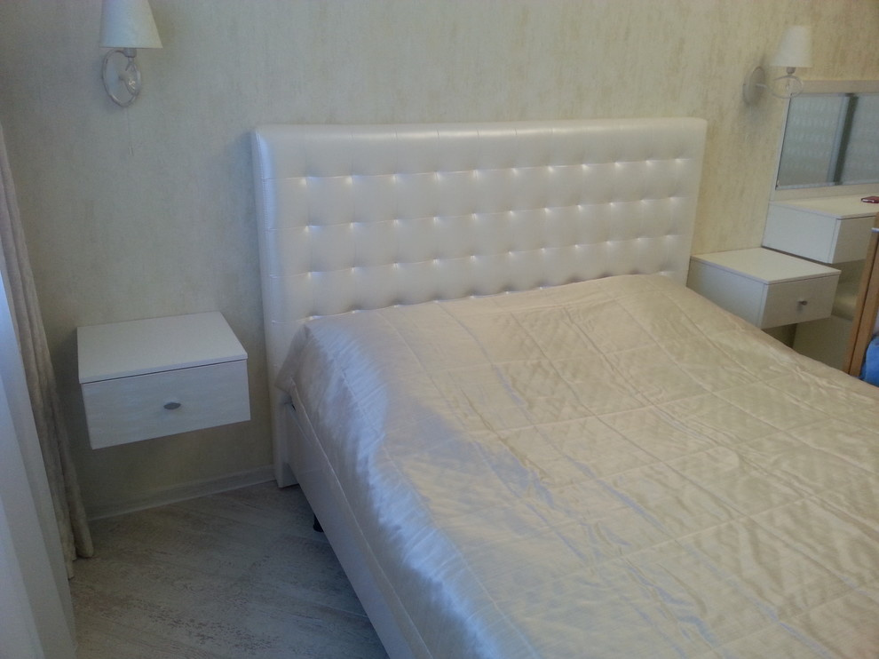 Кровати и тумбочки