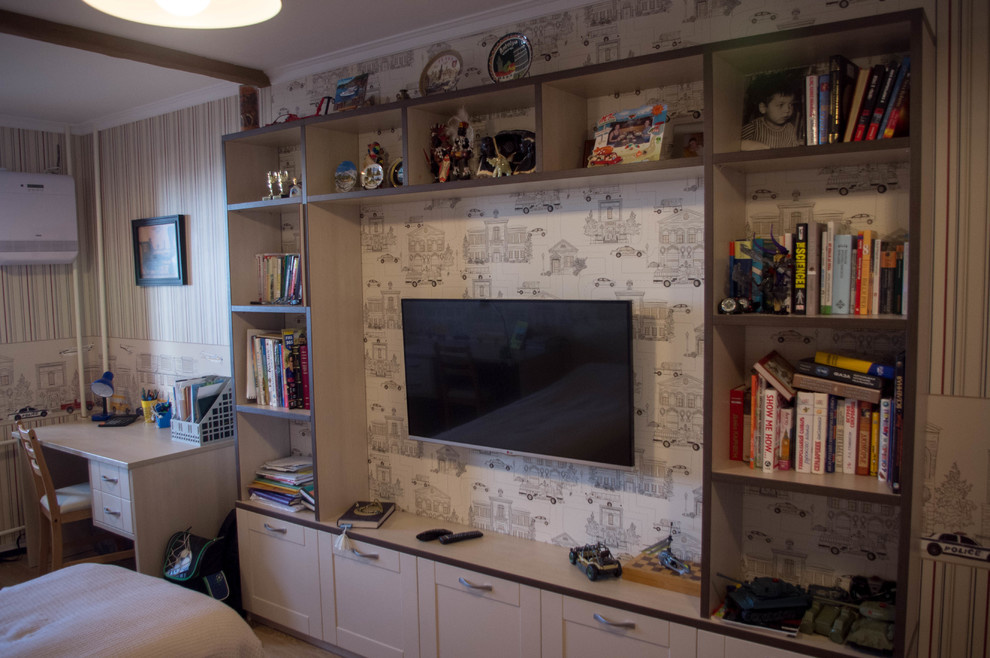 Детская для двух школьников. Вид на стеллаж и рабочий стол.