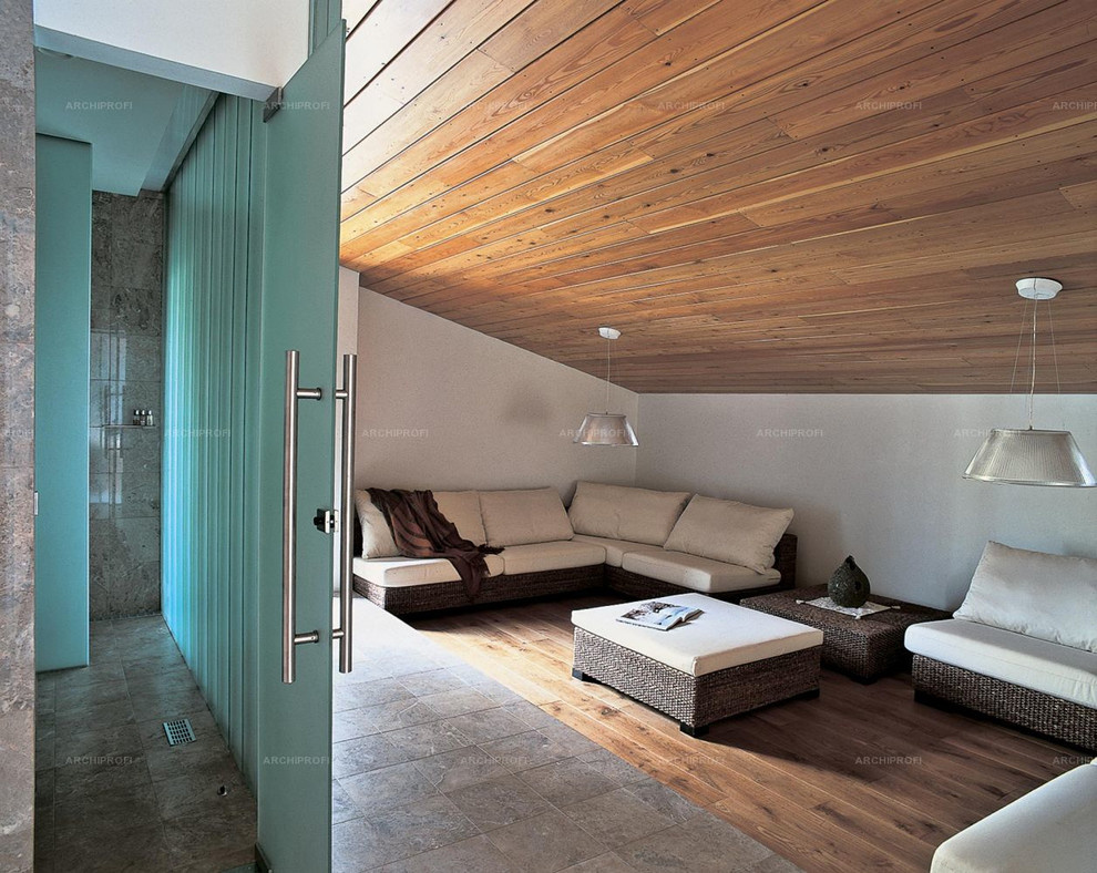 Дом в соснах у пруда