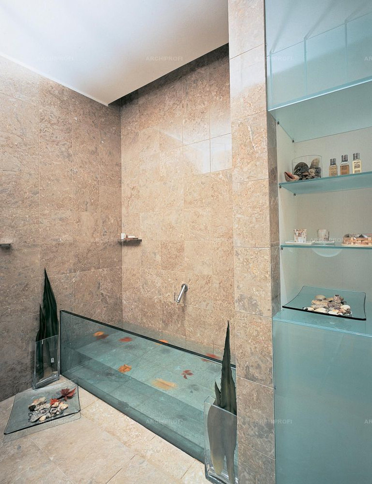 Дом в соснах у пруда