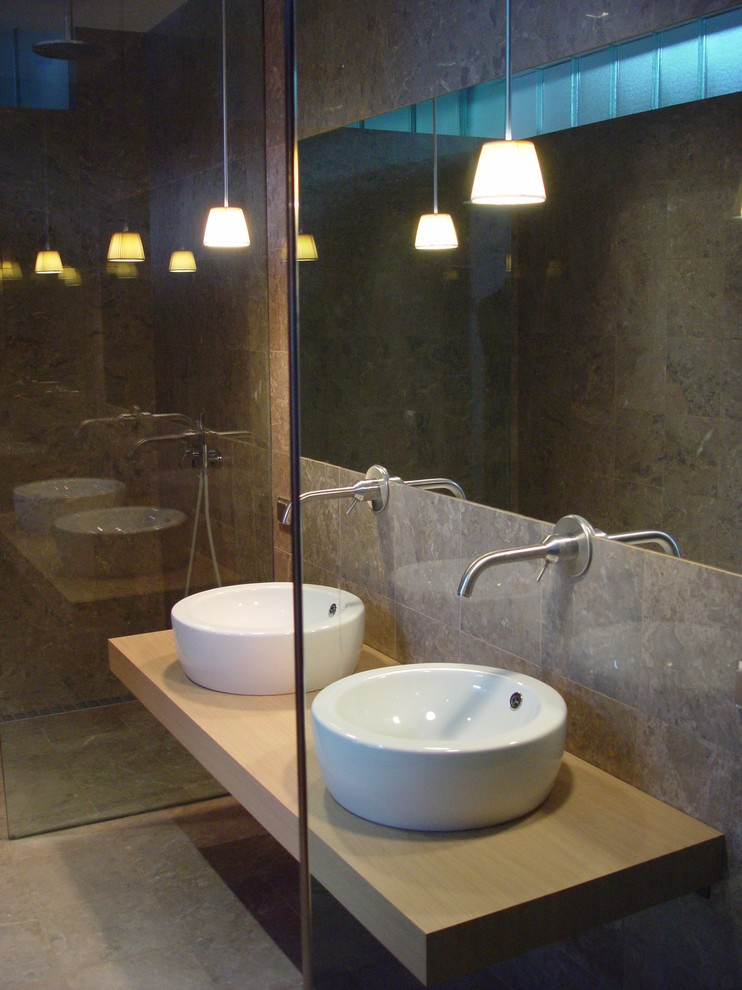 Дом в соснах у пруда