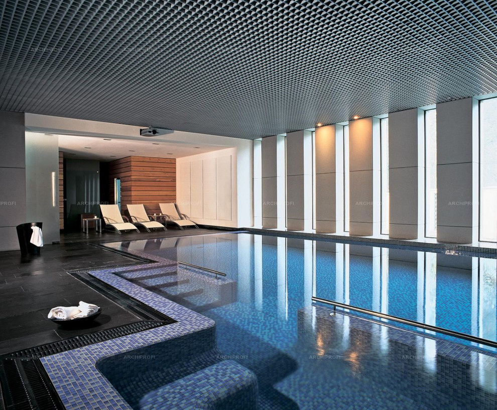 Дом в соснах у пруда