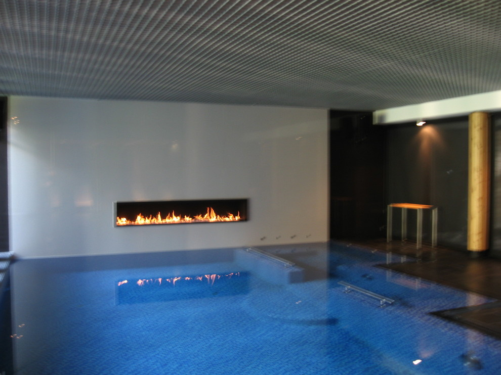 Дом в соснах у пруда