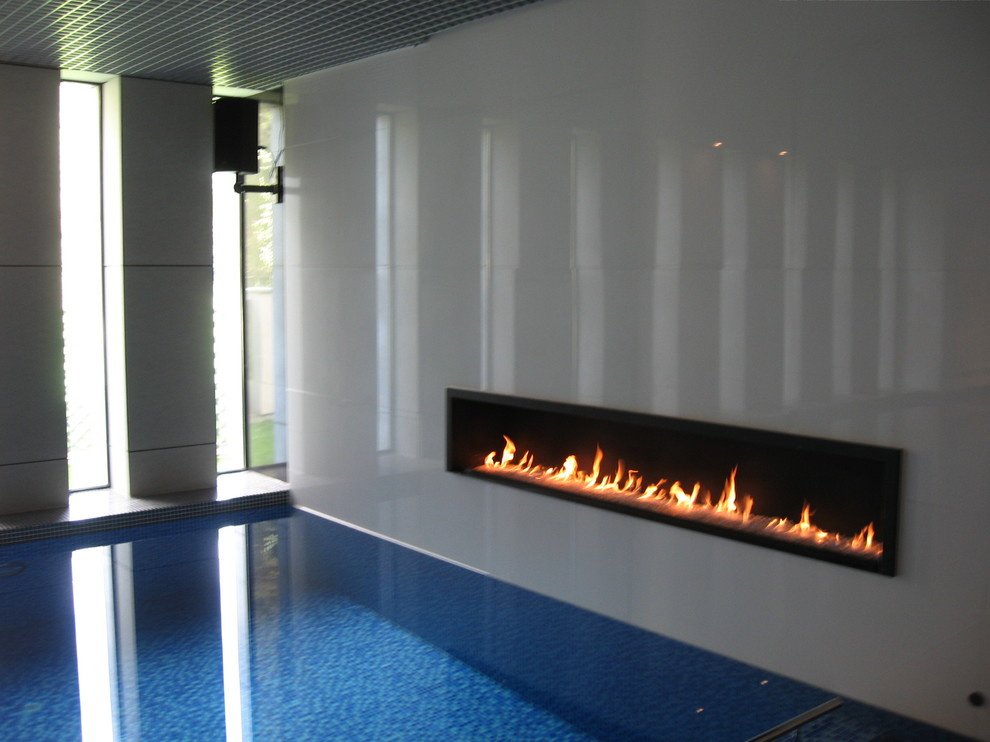 Дом в соснах у пруда